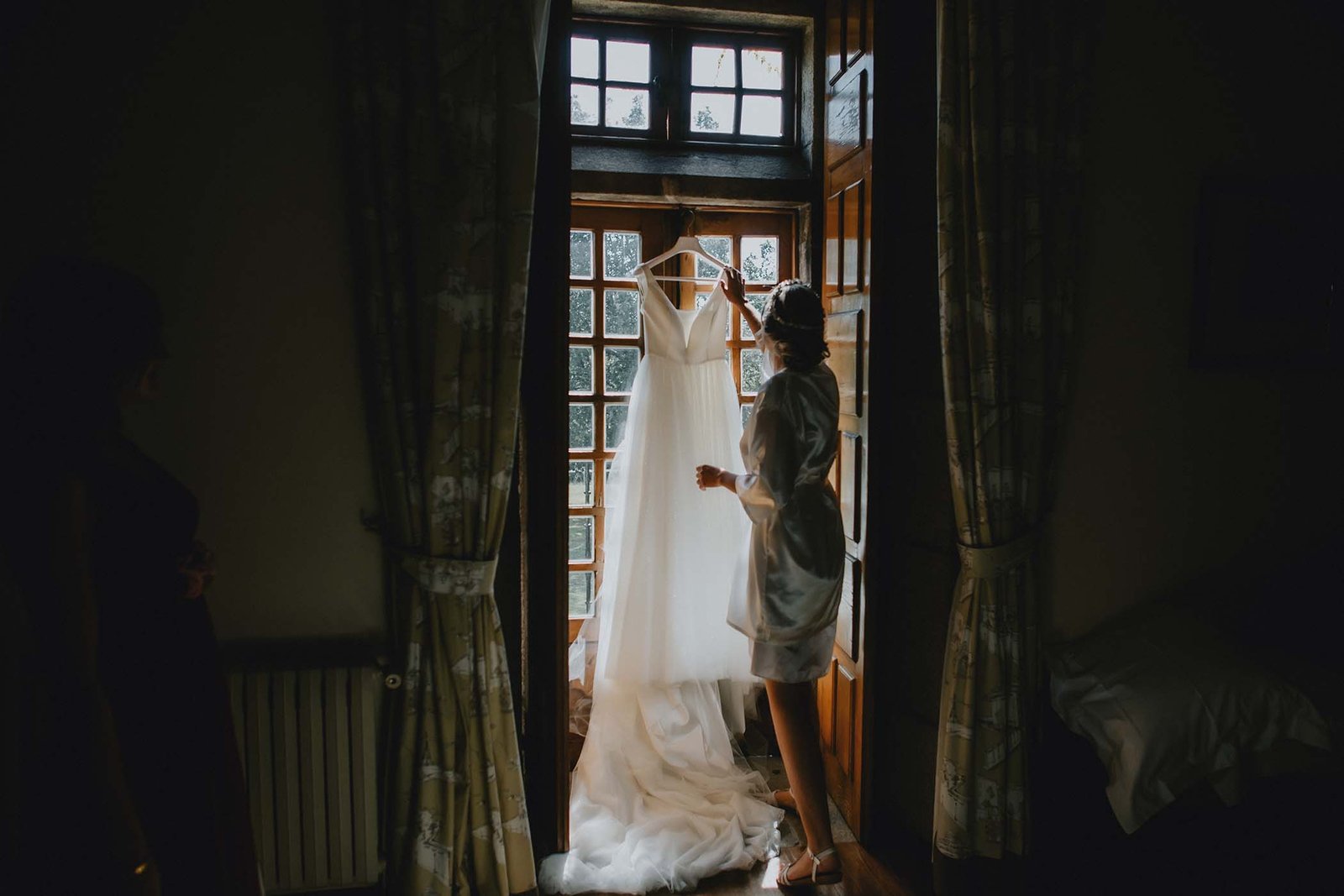 bride-with-her-dress-before-the-wedding-X7GZ887.jpg