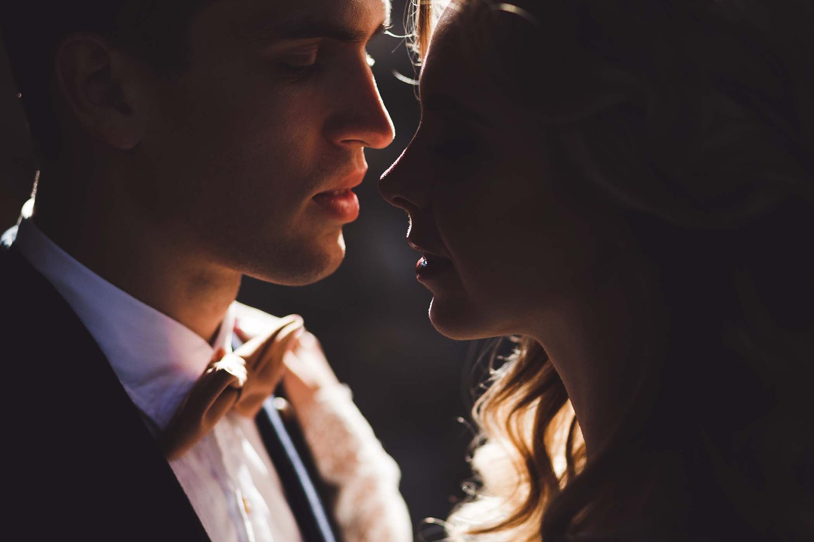 tender-kiss-of-couple-in-backlight-wedding-portra-DEURXEU.jpg